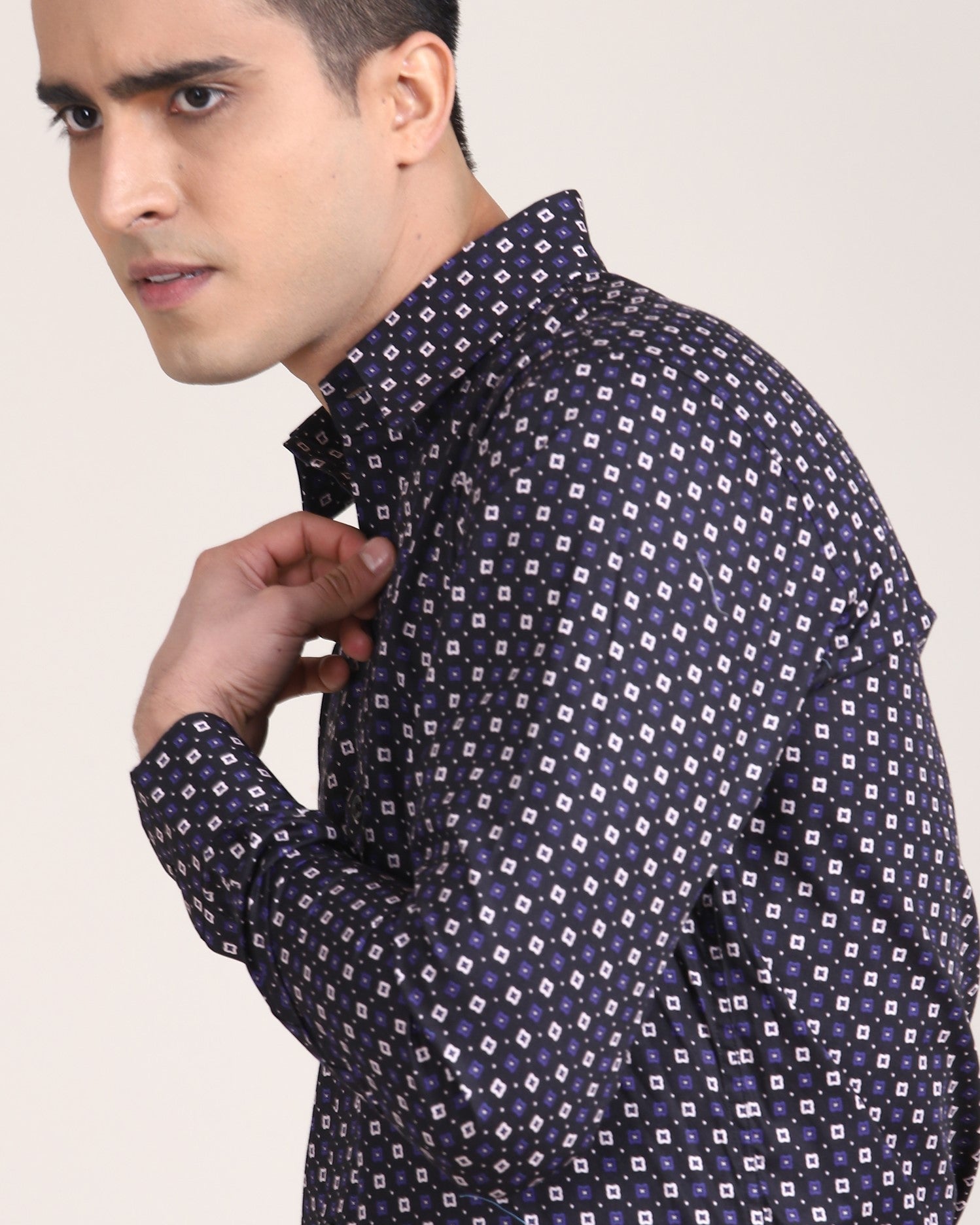 Monsui shirt perfect for a semi-business ensemble