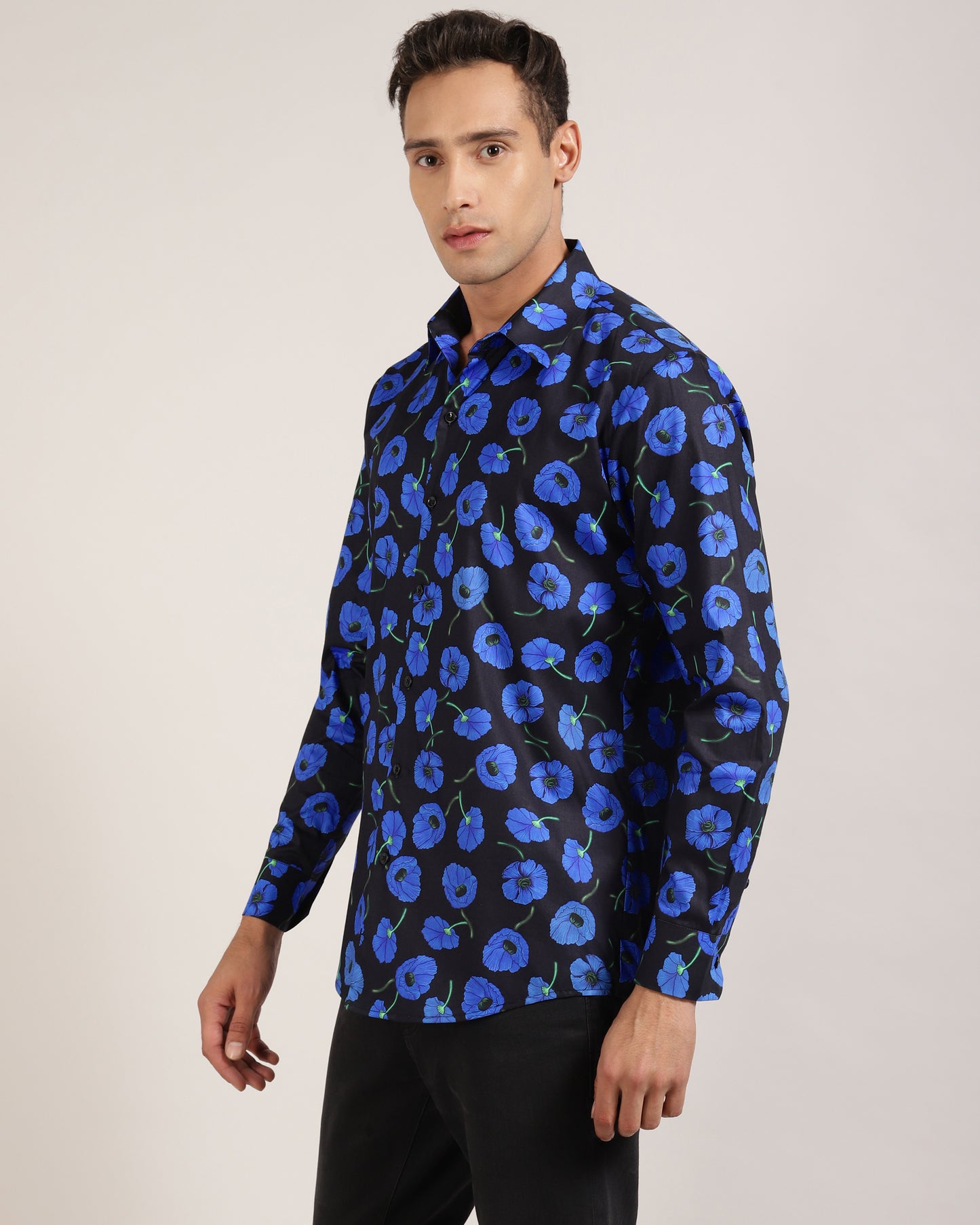 "Get a trendy look with this Monsui floral men's shirt"