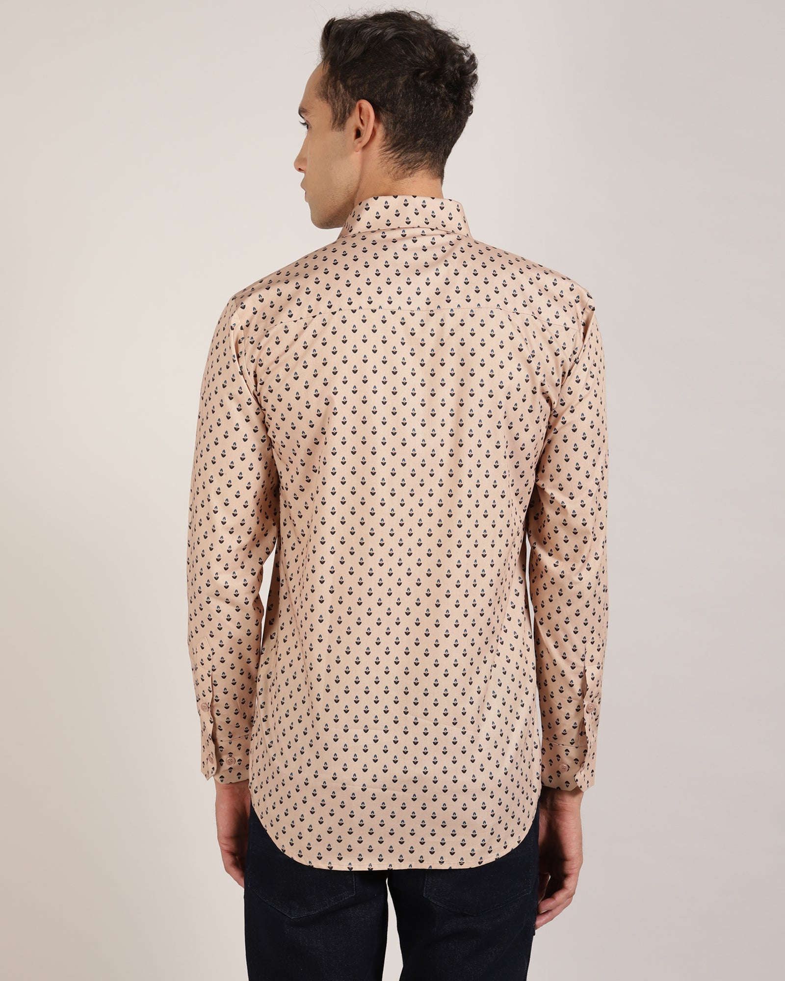 Beige geometric pattern on a shirt