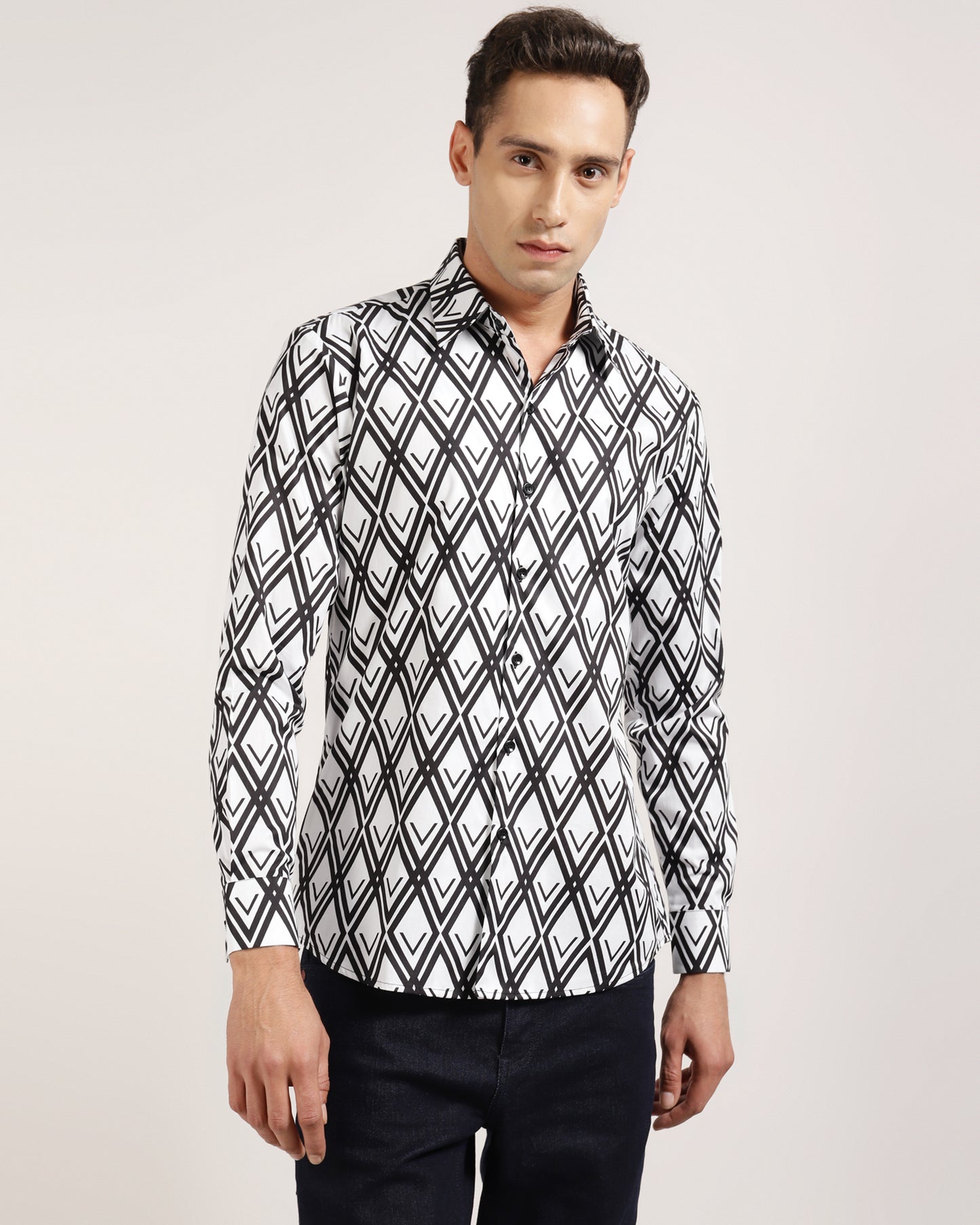 Monsui's geometric shirt, versatile for both work and play